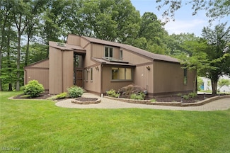 9193 Meadow Ln, Brecksville, OH 44141