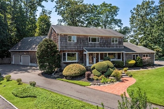 6 Vingut Ln, Setauket, NY 11733