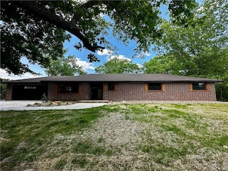 909 Bell Dr, Excelsior Springs, MO 64024