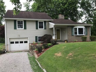 203 W 9th St, Williamstown, WV 26187