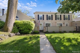 1202 Kings Cove Dr, Rochester Hills, MI 48306