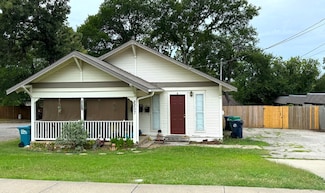 2207 N Elm St, Denton, TX 76201