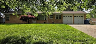 6152 NE Meadow Lane Cir, Kansas City, MO 64118
