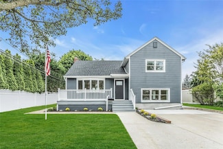 1 York Place, Massapequa, NY 11758