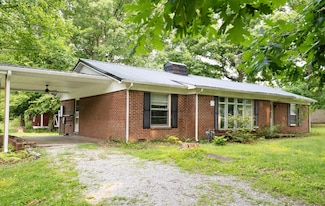 1003 Ellington Dr, Lafayette, TN 37083