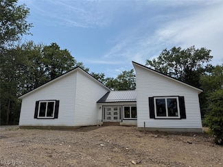 3940 Ellendale Rd, Chagrin Falls, OH 44022
