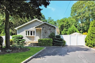 465 Wellwood Dr, Shirley, NY 11967