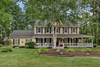 10 Iroquois Dr, Queensbury, NY 12804