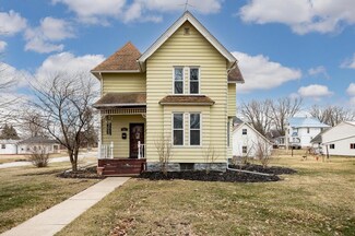 213 E 8th St, Tipton, IA 52772