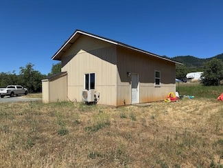 3175 Cloverlawn Dr, Grants Pass, OR 97527