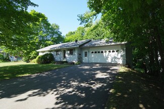 18 Elm St, Dexter, ME 04930