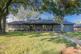 1124 Woodland Dr W, Waco, TX 76712
