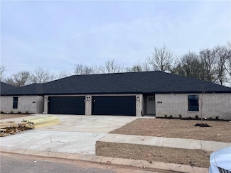 207 Tricha Unit B, Gravette, AR 72736