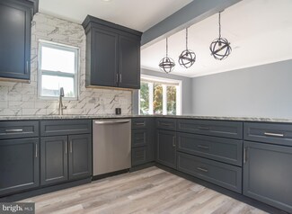 19 Newberry Ln, Levittown, PA 19054