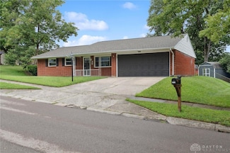2727 Pinegrove Dr, Dayton, OH 45449