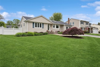 182 S Plaisted Ave, Hauppauge, NY 11788