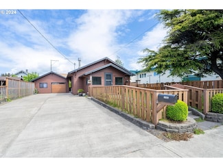1702 3rd St, Tillamook, OR 97141