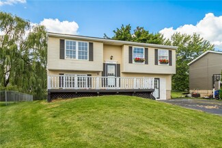5732 Beanpole Cir, Farmington, NY 14425