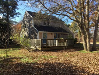 20 Skiffs Ln, Vineyard Haven, MA 02568