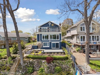 3806 Island Park Dr, Waterford, MI 48329