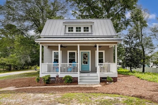 520 Clarendon Ave, Southport, NC 28461