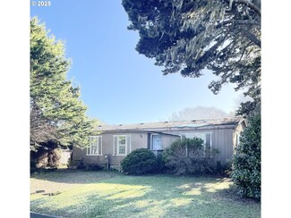 669 10th St SW, Bandon, OR 97411