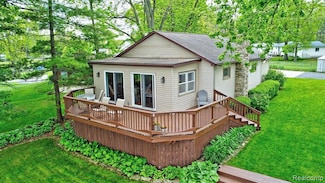 4030 Rollins Ave, Waterford, MI 48329