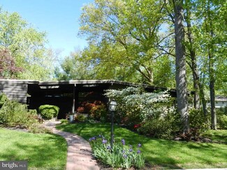 401 Kenwood Dr, Moorestown, NJ 08057