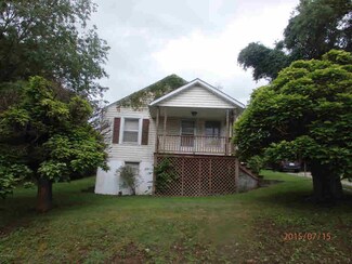 208 5th St SE, Pulaski, VA 24301