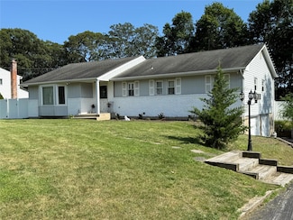 8 Milhouse Ln, Lake Grove, NY 11755