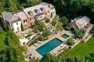 8 Rolling Ln, Weston, MA 02493