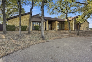 704 Timberview Ct N, Fort Worth, TX 76112