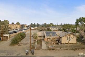 698 S Comanche Dr, Arvin, CA 93203