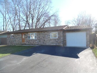 1056 Country Club Dr, Zanesville, OH 43701
