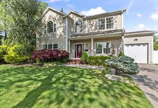 16 Terry Ln, Plainview, NY 11803
