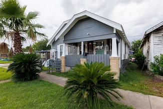 702 72nd St, Houston, TX 77011