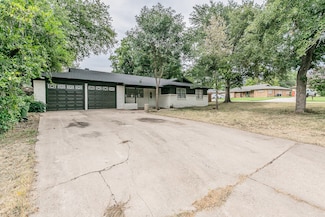 400 Joanna Dr, Hurst, TX 76053