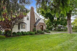 8 Oval Ave, Riverside, CT 06878