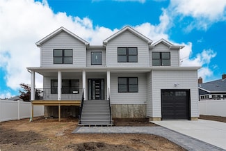 482 S 5th St, Lindenhurst, NY 11757