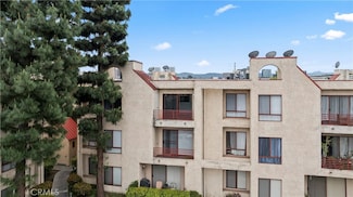 6820 Remmet Ave Unit 305, Canoga Park, CA 91303