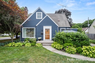 2107 Riverside Dr NE, Grand Rapids, MI 49505