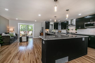 2005 Admiral St, Dubuque, IA 52002