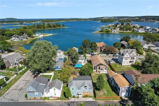 13 Oak St, Portsmouth, RI 02871