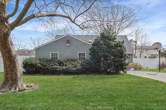 575 Bayport Ave, Bayport, NY 11705