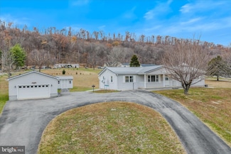 28 Gray Ridge Ln, Berkeley Springs, WV 25411