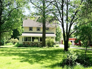 112 S Cushing Park Rd, Delafield, WI 53018