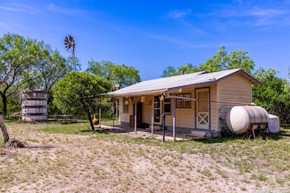 2737 Hindes Ranch Rd, Fowlerton, TX 78021