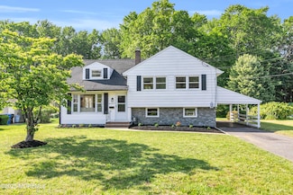 17 Woods End Rd, Middletown Township, NJ 07748