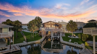 4321 Jolly Roger Rd, Jamaica Beach, TX 77554