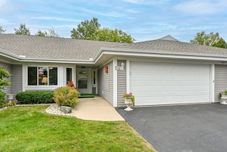 7213 W Mequon Square Dr, Mequon, WI 53092